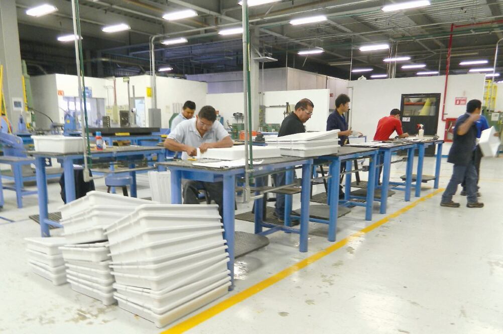 Análisis. La confianza del sector manufacturero sobre la situación económica del país creció 1.2 puntos frente a febrero de 2018; la del comercio 3.6 puntos, y 2.3 en la construcción. ARCHIVO EL UNIVERSAL