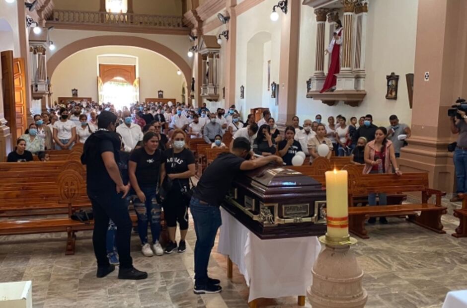 Entre llanto y temor, reciben habitantes y familiares cuerpo de alcalde de Aguililla