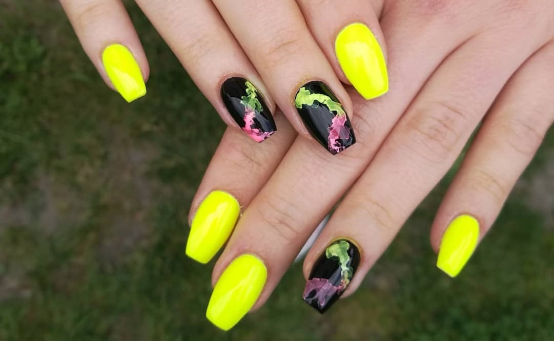 Crea divertidos y originales diseños de uña en tonalidades neón. Foto: Instagram nailsbybash