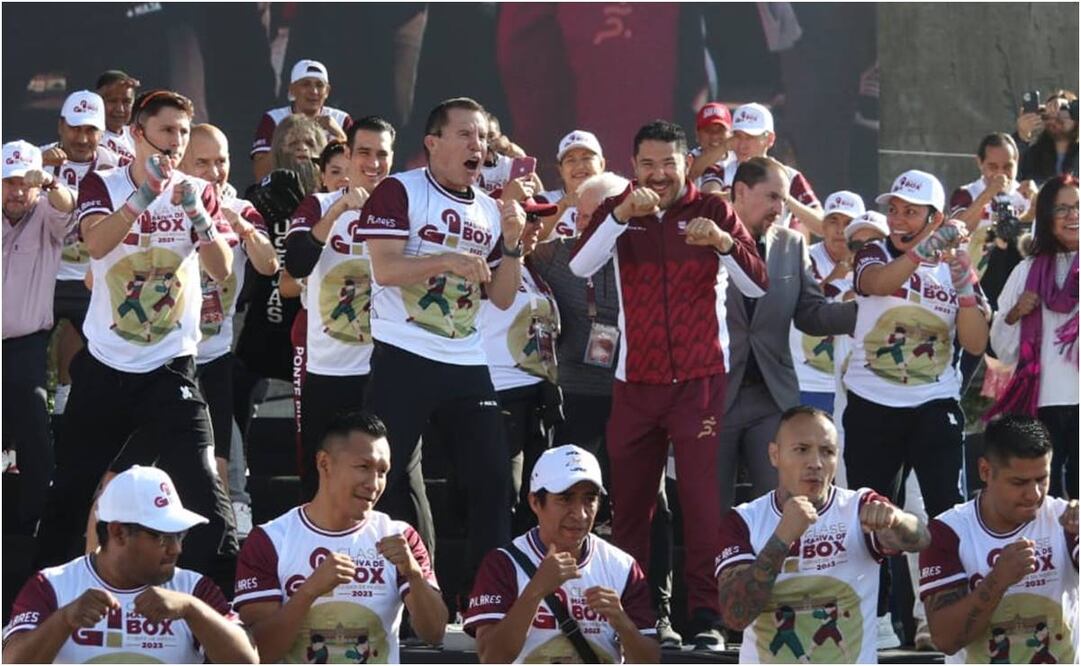 Martí Batres y Julio César Chávez en clase masiva de box. Foto: Carlos Mejía/ EL UNIVERSAL