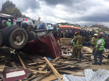 Identifican a fallecidos en accidente de tráiler en Chiapas