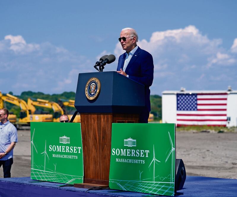 El presidente Joe Biden ayer en una antigua planta termoeléctrica a carbón en Massachusetts, al anunciar una serie de modestas medidas para combatir el cambio climático. Foto: Evan Vucci/AP