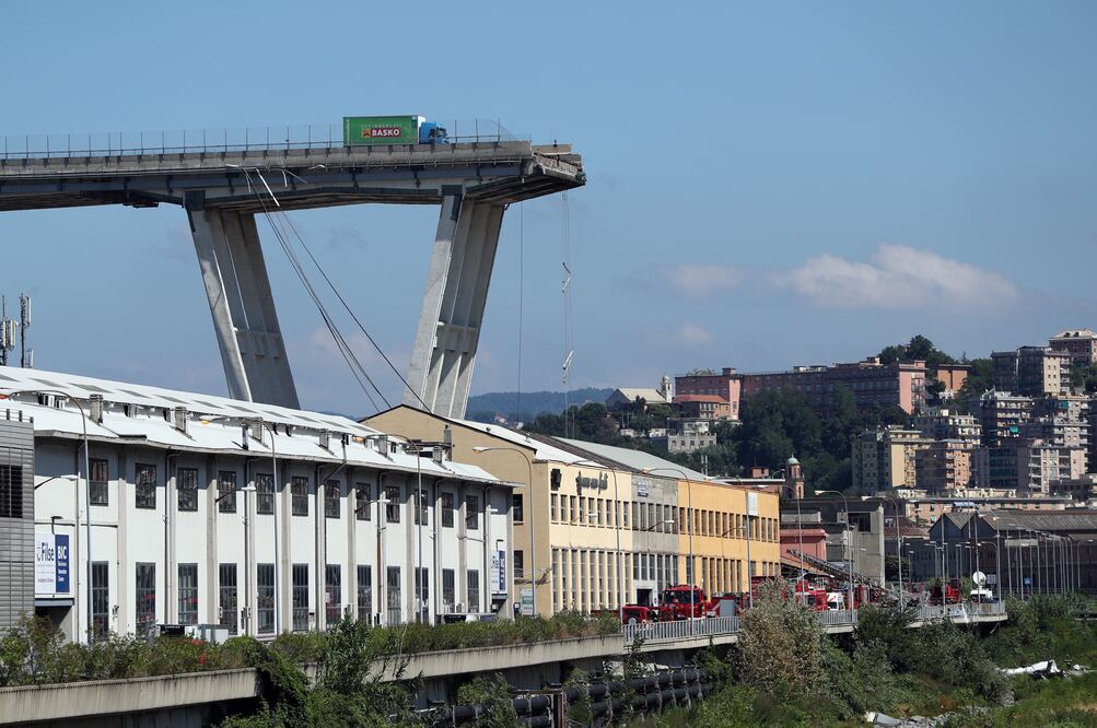 El siniestro ocurrió en torno a las 12:00 hora local del martes, cuando un tramo de unos cien metros del puente Morandi, que tiene un kilómetro de longitud y una altura de 90 metros, se vino abajo. Foto: Xinhua