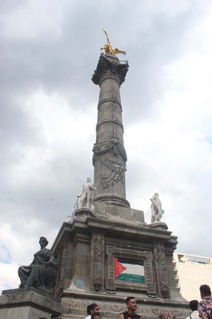 En el marco de la XLVI marcha del orgullo LGBTTTIQ+ un grupo de activistas pintó la bandera de Palestina en la placa Poniente del Ángel de la Independencia.
Fotos y video: Francisco Rodríguez/EL UNIVERSAL.