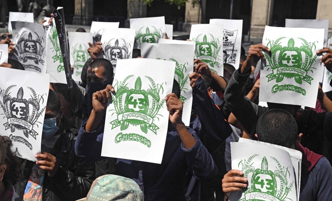 Relatives of the 43 missing students of the Ayotzinapa Rural Teachers' School, hold banners during a protest - Photo Alfredo Estrella/AFP