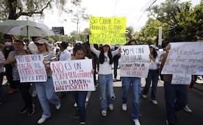 Aspirantes seleccionados en el examen de ingreso a la UNAM se manifestaron en la Torre de Rectoría y posteriormente en Avenida Insurgentes para exigir que se respeten los resultados obtenidos. Foto: Diego Simón Sánchez/ EL UNIVERSAL