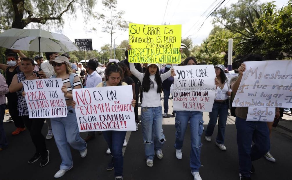 Aspirantes seleccionados en el examen de ingreso a la UNAM se manifestaron en la Torre de Rectoría y posteriormente en Avenida Insurgentes para exigir que se respeten los resultados obtenidos. Foto: Diego Simón Sánchez/ EL UNIVERSAL