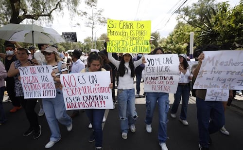 Aspirantes seleccionados en examen de la UNAM bloquean Insurgentes; exigen respetar resultados de evaluación en línea