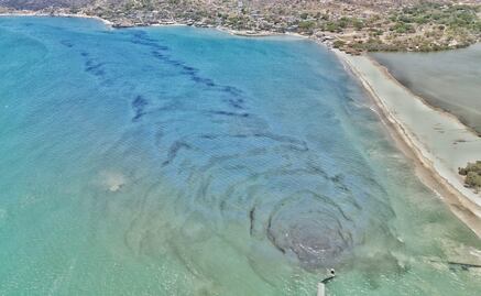 Piden intervención de autoridades ante derrame de Pemex que contamina playa y mar en Istmo de Oaxaca