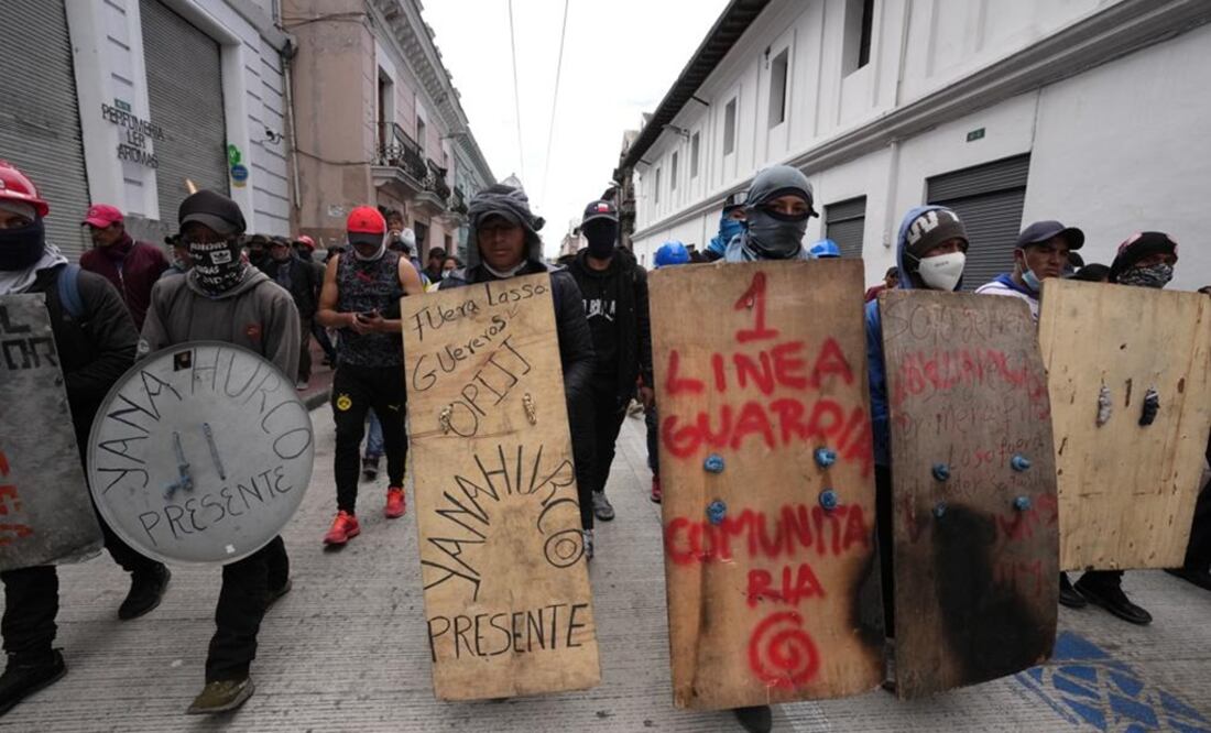 Manifestantes indígenas con escudos de metal y de madera marchan hacia la Basílica del Voto Nacional donde esperan poder dialogar con el gobierno. Foto: AP