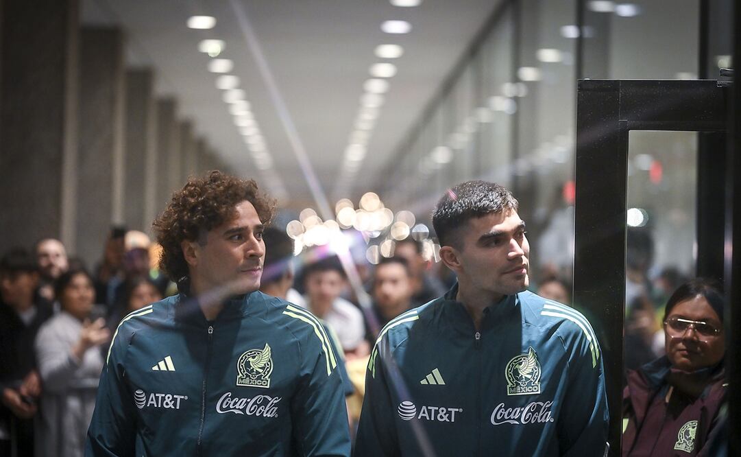 Guillermo Ochoa y Johan Vásquez en la serenata que le llevo la afición a la Selección Mexicana - Foto: Imago7