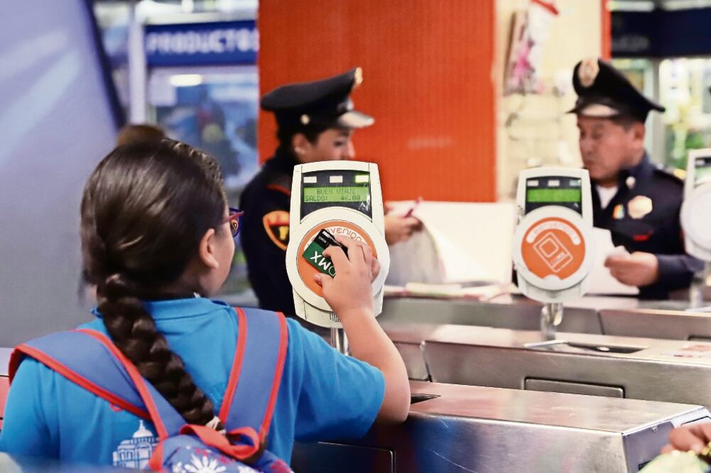 Con el nuevo sistema buscan poner candados a las tarjetas que servirían para el Metro, Metrobús y Transportes Eléctricos. Foto: BERENICE FREGOSO. EL UNIVERSAL