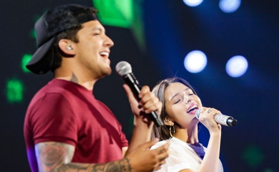 Christian Nodal y Ángela Aguilar. Fuente: Twitter @showmundialshow