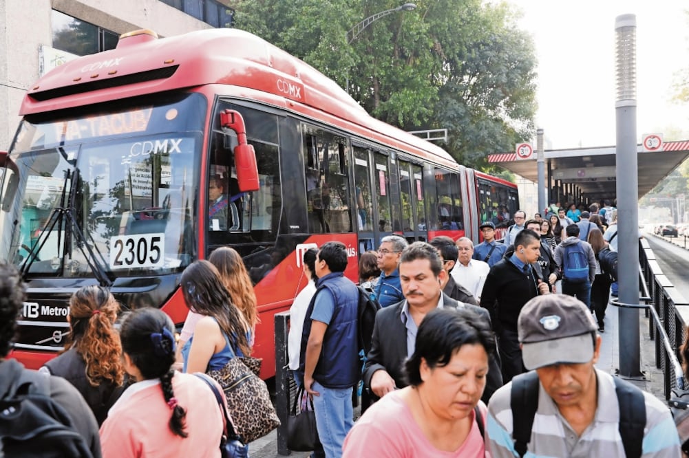 En marzo una de las unidades de la ruta se incendió por una falla eléctrica, y el lunes 3 de marzo trabajadores inconformes bloquearon el carril confinado. (ARCHIVO EL UNIVERSAL)