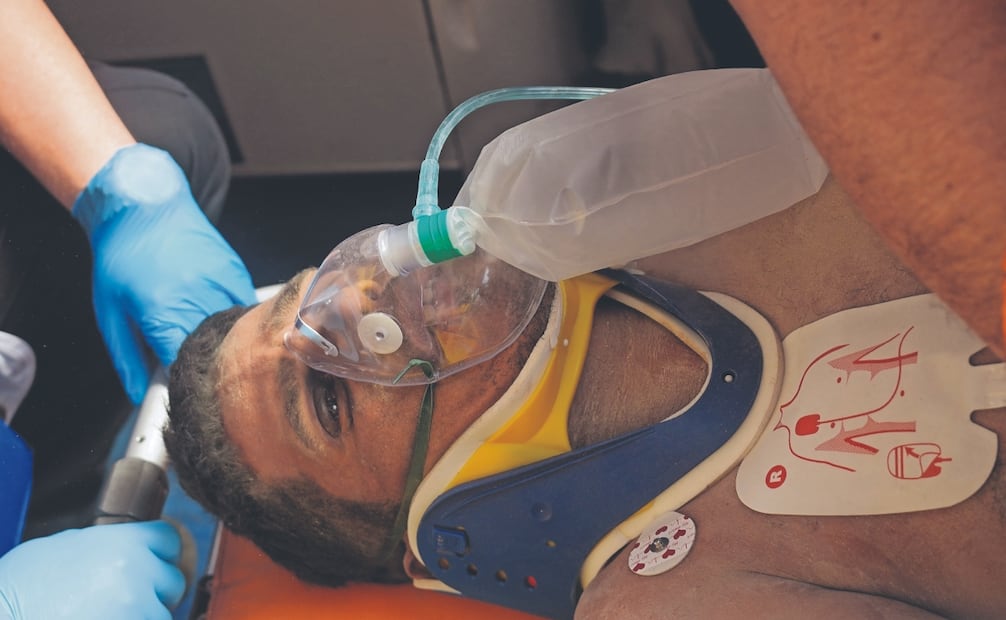 Hernán Gil Flores tras ser sacado de entre los escombros, una semana después de quedar atrapado por los terremotos en Catia La Mar. Foto: Fernando Vergara/ AP