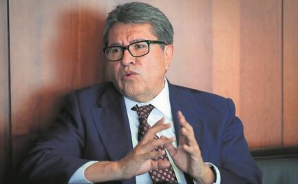 Monreal padece retraso de vuelo en AICM por 5 horas; Senado debe intervenir, advierte