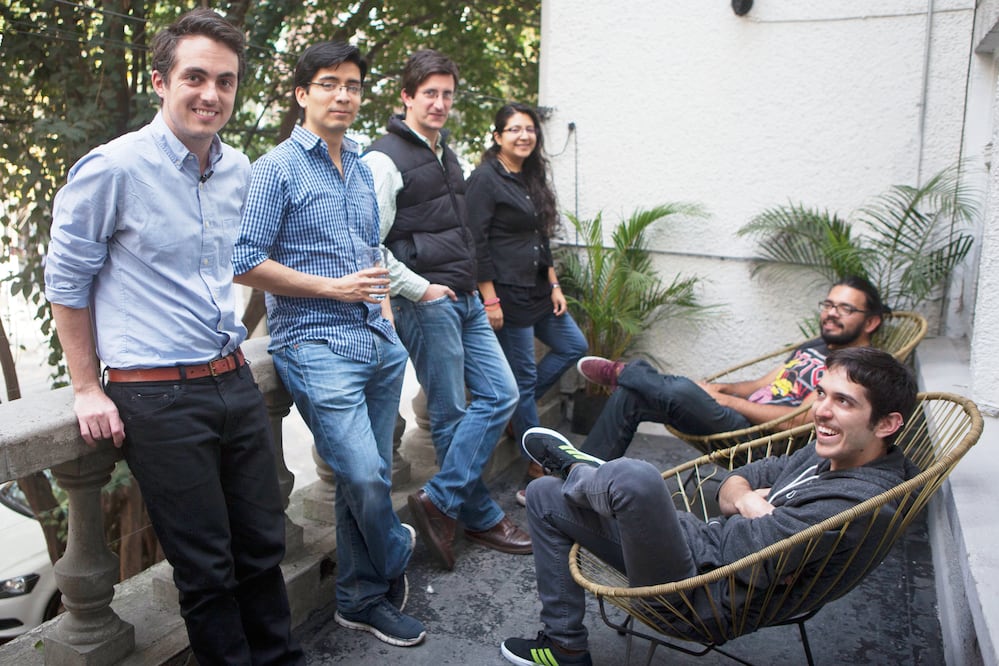 Alejandro Maza (izq.), quien ideó la creación de OPI, una de las primeras startup en México expertas en Ciencia de Datos (FOTOS: CRISTOPHER ROGEL. EL UNIVERSAL)