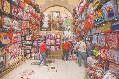 Vendía 100 mochilas; hoy, si acaso, una