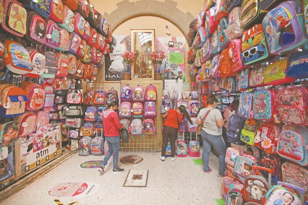 El “pasaje de las mochilas” del Mercado Abelardo Rodríguez de la CDMX luce con mucha mercancía, pero pocos clientes. Fotos: CARLOS MEJÍA. EL UNIVERSAL
