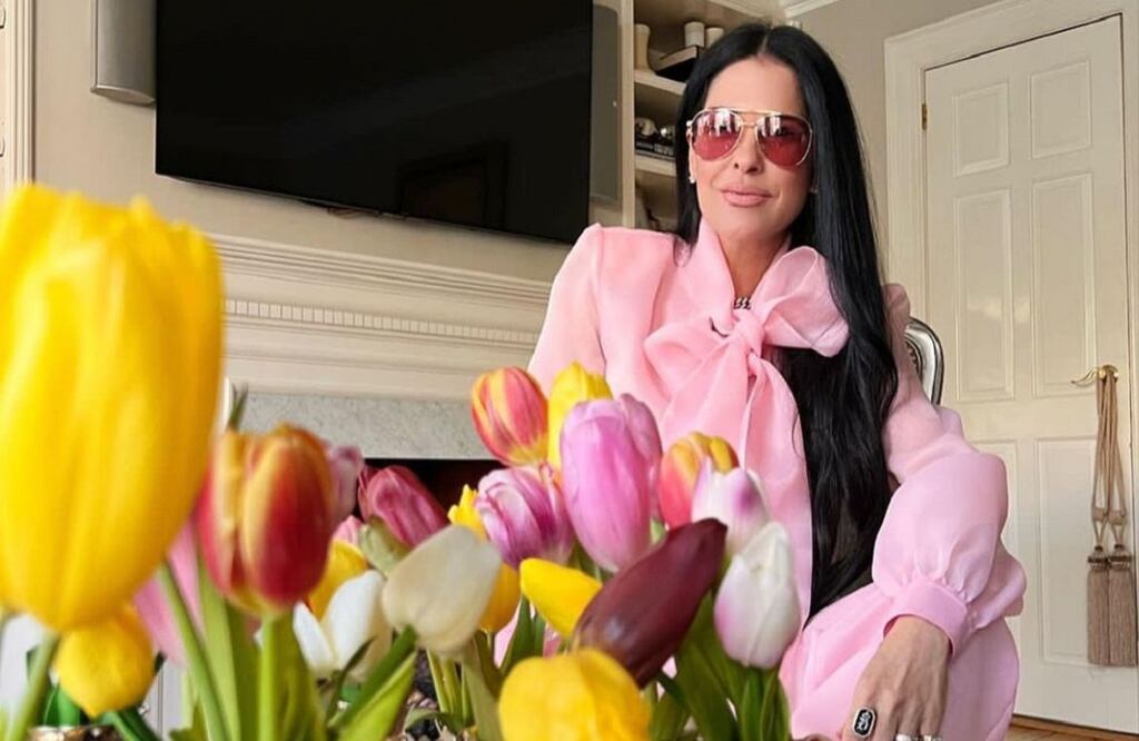 Martha Debayle muestra cómo una mamá debe llevar los crop tops / Foto: Instagram @marthadebayle