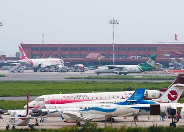 Hallan los restos de avión de pasajeros que desapareció en Nepal con 22 personas a bordo