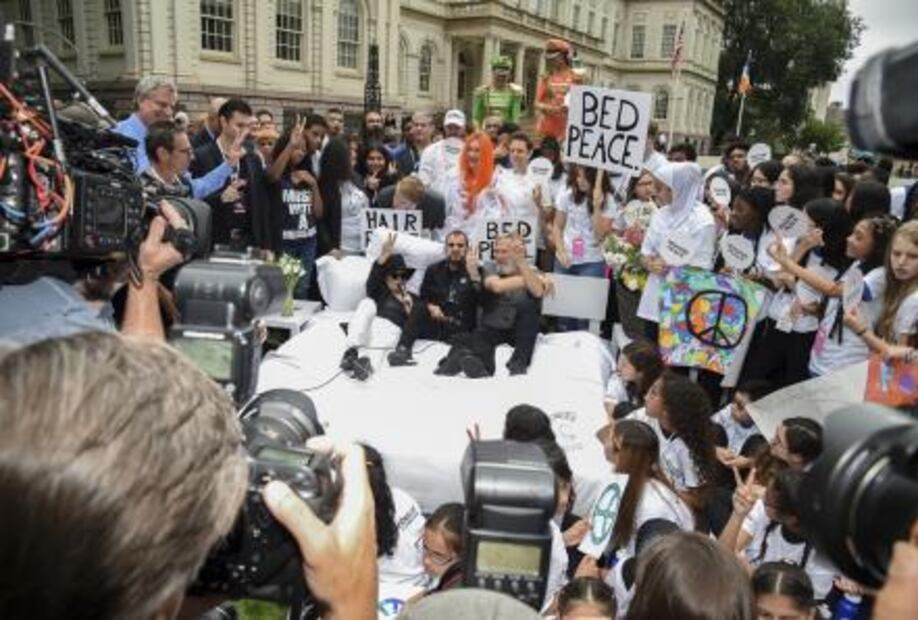 Yoko Ono lleva a su "cama de la paz" a Ringo Starr y Jeff Bridges