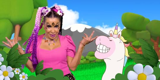 A un lado Tatiana, ahí viene Andrea Escalona