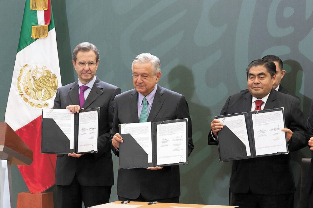 El secretario de Educación, Esteban Moctezuma; el presidente Andrés Manuel López Obrador y el gobernador de Puebla, Miguel Barbosa. Foto/OMAR CONTRERAS. EL UNIVERSAL