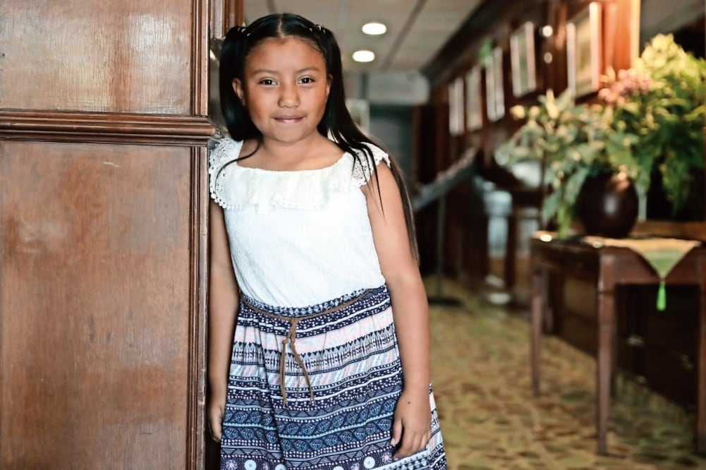 La niña chiapaneca Xóchitl Guadalupe Cruz López recibió el Reconocimiento ICN a la Mujer, por desarrollar un calentador solar con materiales reciclados (IVAN STEPHENS. EL UNIVERSAL)