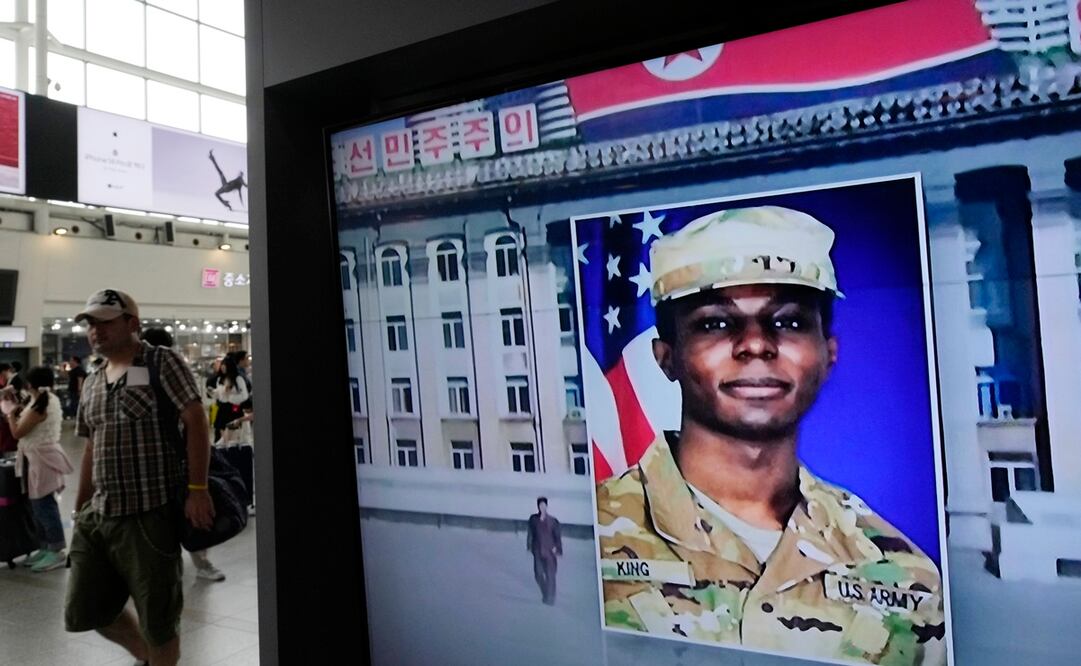 Una pantalla de televisión muestra una imagen de archivo del soldado estadounidense Travis King durante una transmisión noticiosa, el 16 de agosto de 2023, en la Estación de Trenes de Seúl, Corea del Sur. (AP Foto/Ahn Young-joon, Archivo)