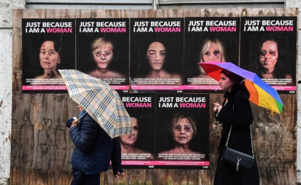 Michelle, Merkel y Clinton, "golpeadas" en campaña contra la violencia