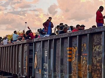 Anuncian suspensión de trenes; cientos suben en Irapuato