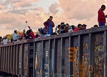 Anuncian suspensión de trenes; cientos suben en Irapuato