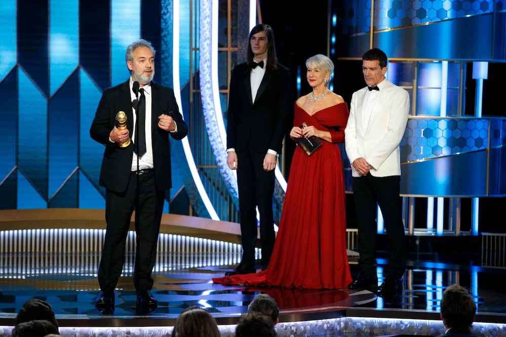Sam Mendes alza uno de los Globos de Oro que ganó esta noche por "1917". Foto: Paul Drinkwater/NBC Universal/Handout via REUTERS