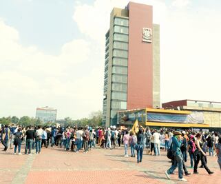 Jóvenes toman inmueble de UNAM