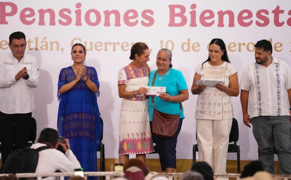 Secretaria de Bienestar Ariadna Montiel en el municipio de Petatlán, Guerrero junto a la presidenta Claudia Sheinbaum (10/01/2026). Foto: Presidencia
