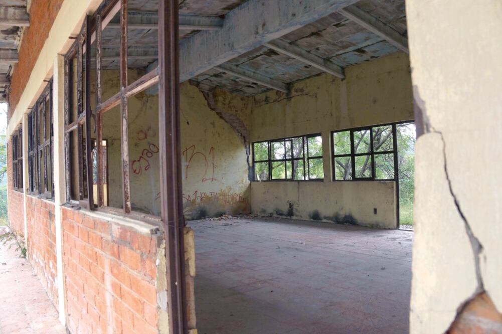 La vivienda donde se hospedaba el general Lázaro Cárdenas también tiene las huellas del desastre natural de hace dos meses, como paredes agrietadas y pedazos de tabiques desprendidos del techo (EDWIN HERNÁNDEZ. EL UNIVERSAL)