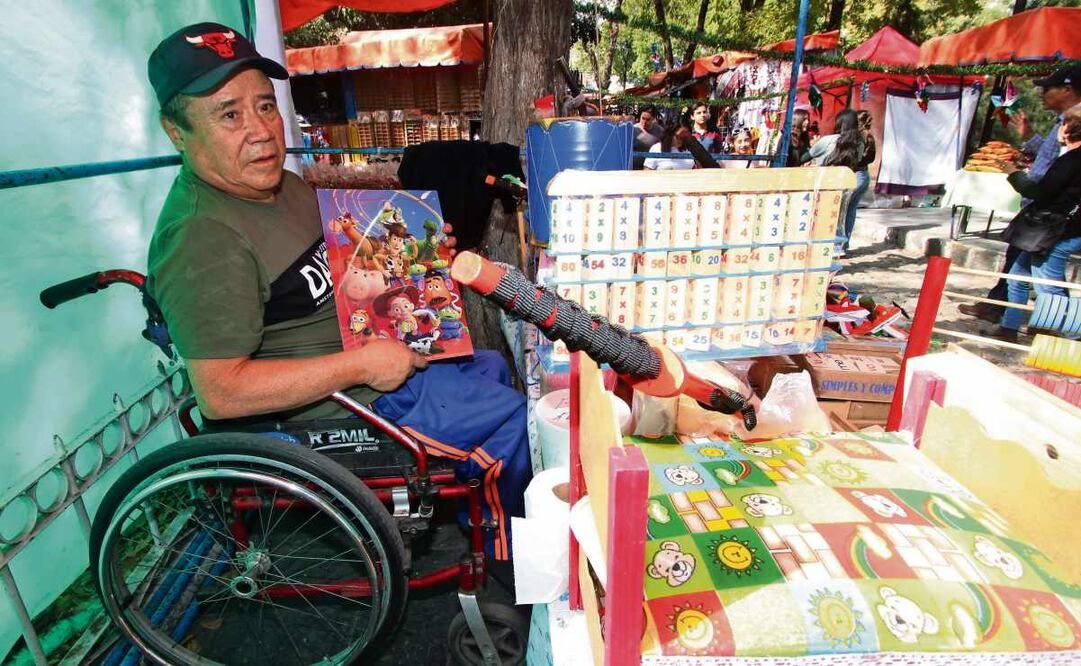 Roberto García Gómez, quien dejó de caminar a los 13 años, debido a la fiebre que le dio cuando enfermó de amigdalitis, es un comerciante de 67 años autosuficiente. Foto: Omar Contreras / EL UNIVERSAL