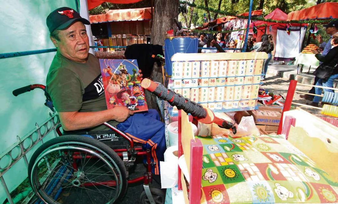 Roberto García Gómez, quien dejó de caminar a los 13 años, debido a la fiebre que le dio cuando enfermó de amigdalitis, es un comerciante de 67 años autosuficiente. Foto: Omar Contreras / EL UNIVERSAL