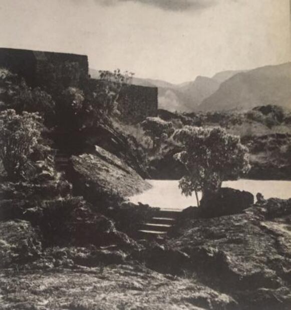 Las famosas casas con cimientos de lava volcánica