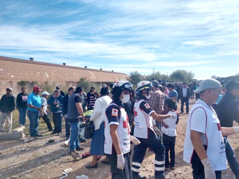 Tren de carga arrolla autobús con jornaleros en Sonora 