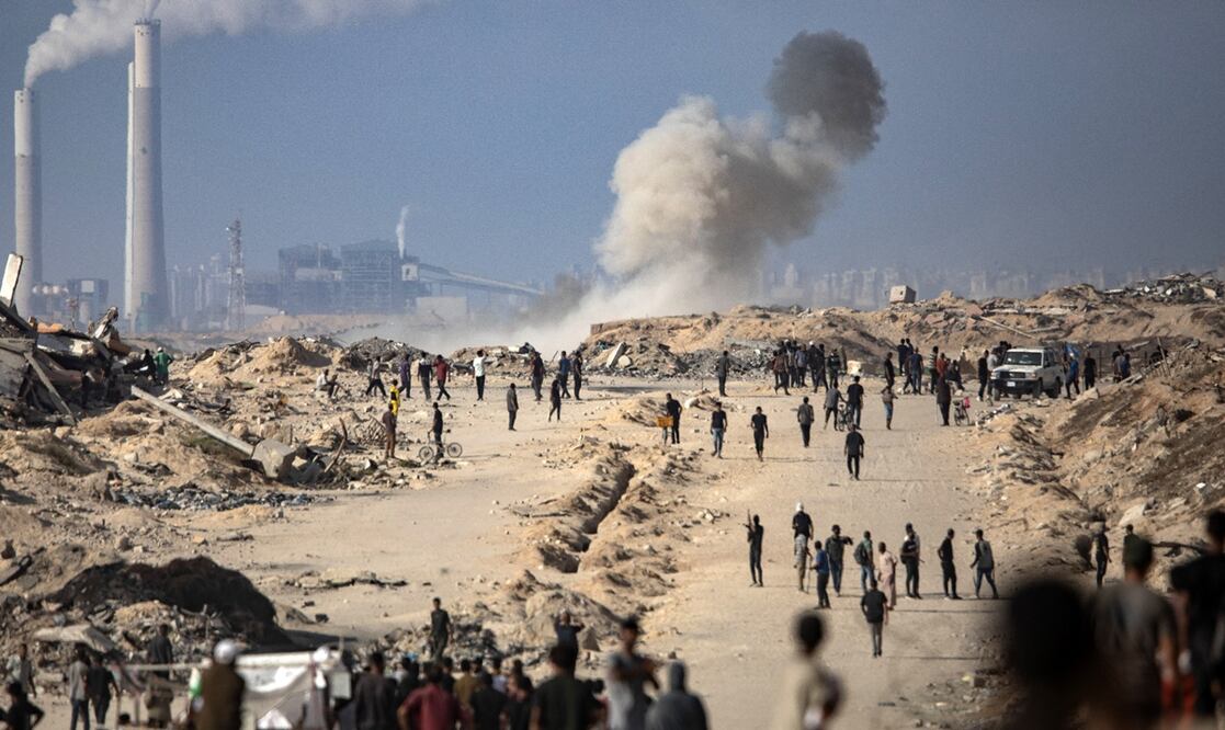 Una nube de humo se eleva después de que un tanque israelí disparara un proyectil de artillería contra los solicitantes de ayuda en la zona de Zikim, al oeste de la ciudad de Gaza, el 25 de junio de 2025. Foto: EFE