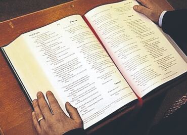 Es "inadecuado" usar fotocopias de la Biblia en misa, considera el Vaticano