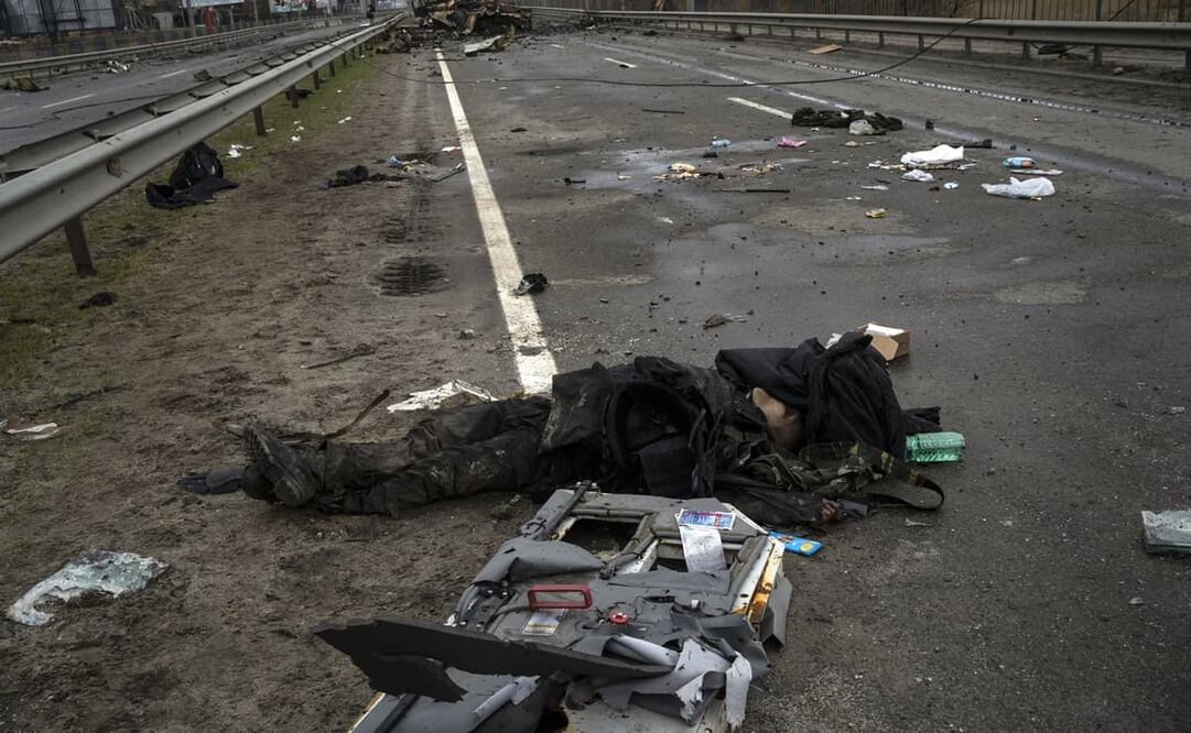 La AFP vio al menos 20 cadáveres vestidos con ropa de civil esparcidos en una calle de Bucha este sábado. Foto: AP
