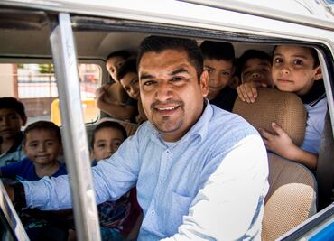 Director de escuela y chofer: pasa por sus alumnos en combi