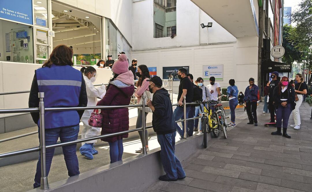 En la Ciudad de México continúan las largas filas para hacerse una prueba de Covid-19. Foto: Hugo García/ EL UNIVERSAL.