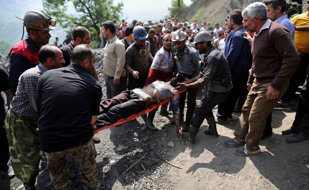 Mineros y personal de rescate trasladan a un minero lesionado tras registrarse una explosión en una mina de carbón cerca de Azadshahr, en el norte de Irán (Foto: AP)