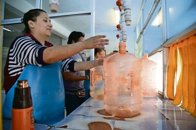 Con garrafones de agua mitigan escasez