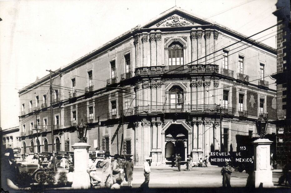 El antiguo Palacio de la Inquisición, en una fotografía de los años treinta. Este histórico inmueble se conserva en la esquina República de Brasil y República de Venezuela, a unos pasos de la plaza de Santo Domingo y ahora alberga al Museo de la Medicina Mexicana. Crédito: Col. Villasana.