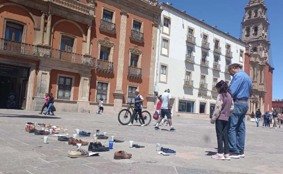 A través de este tipo de expresiones depositadas este domingo 16 de marzo del 2025 se busca simbolizar los 400 pares de calzado encontrados en el predio Izaguirre. Foto: Xóchitl Álvarez / EL UNIVERSAL